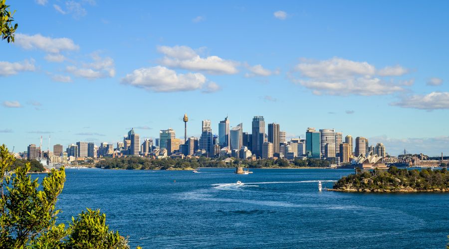 Ingin tahu kota mana di Australia yang paling banyak dihuni oleh orang Indonesia? Temukan 5 kota favorit di negara Australia, lengkap dengan alasan mengapa mereka memilih tinggal di sana. Cocok untuk kamu yang berencana studi, kerja, atau pindah ke Australia.